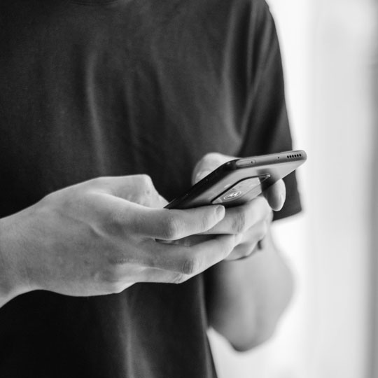 Hombre escribiendo en el celular